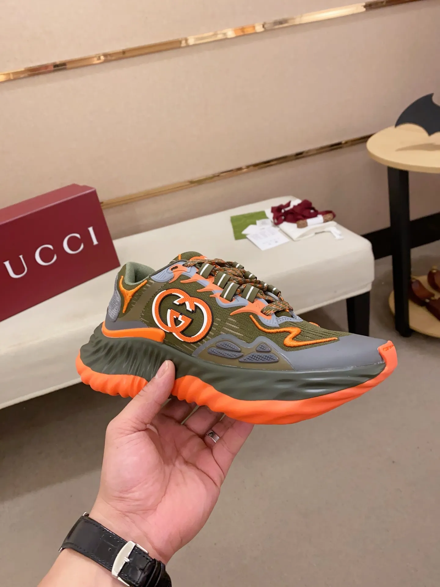 Men's shoes💰: 840💰High version of Gucci series couple's thick-soled sneakers! Gucci Gucci wave shoes Gucci's new designer has brought a new design, with a more comfortable foot feel and a new wave design. GUCCI's new Ripple wave shoes have an upper made of soft nappa leather and mesh. The foamed TPU midsole provides excellent comfort and feels like falling into the clouds. This new sports shoe adopts a thick-soled design, with a stitched leather upper and mesh, showing a full sense of technology. The two major brand logo details, the 3D-effect interlocking Double G leather patch and the Gucci letter metal hardware, inject a dazzling texture into the overall design. These shoes are crafted from silver metallic leather. Silver metallic leather, leather piping mesh details, Gucci lettering metal hardware, interlocking double G patch, lightweight rubber sole, top stitching and comes with a pair of shoelaces. Size: Women's 35-40 (can be customized to 34.41).        Male 39-44 (38.45 can be customized).